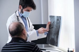 Headshot de Cuál es el papel del injerto óseo en la fusión espinal | MEJOR