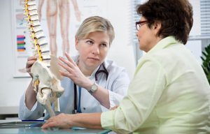 Headshot de osteoartritis y estenosis espinal