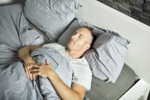 Foto de cabeza de posiciones para dormir para la artritis espinal