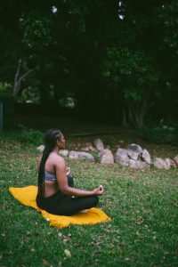 Foto de cabeza de tres consejos para hacer yoga con estrechamiento foraminal