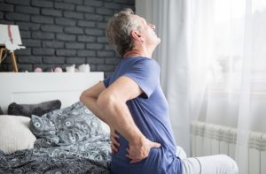 Foto de cabeza de ¿Puede la fisioterapia tratar la artritis espinal?