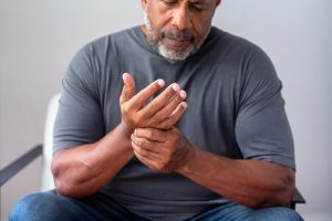 Headshot de Combating Arthritis: Efectivo alivio del dolor